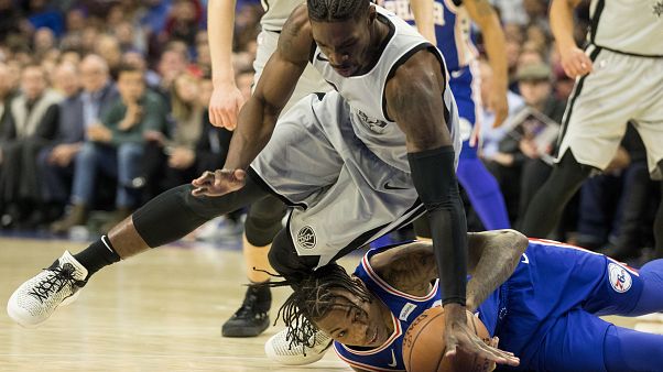 Les Spurs s'inclinent sur le parquet des Sixers Les Spurs s'inclinent sur le parquet des Sixers