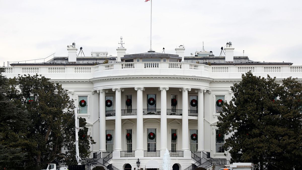 البيت الأبيض يحظر على موظفيه وضيوفه استخدام الهواتف المحمولة 