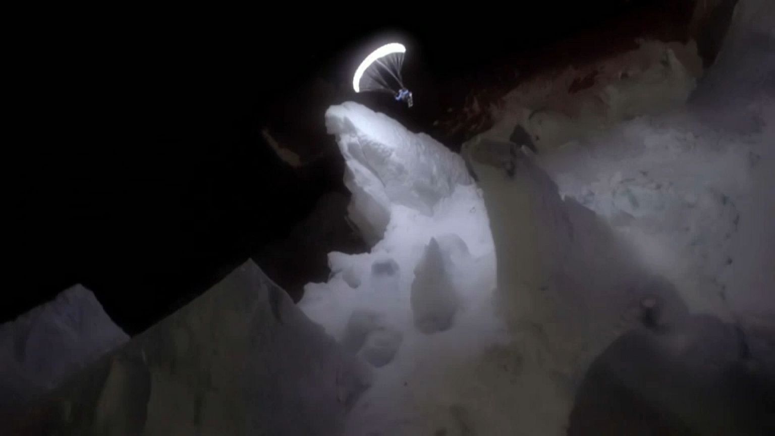 El sueño de emular a Ícaro al amparo de la luna