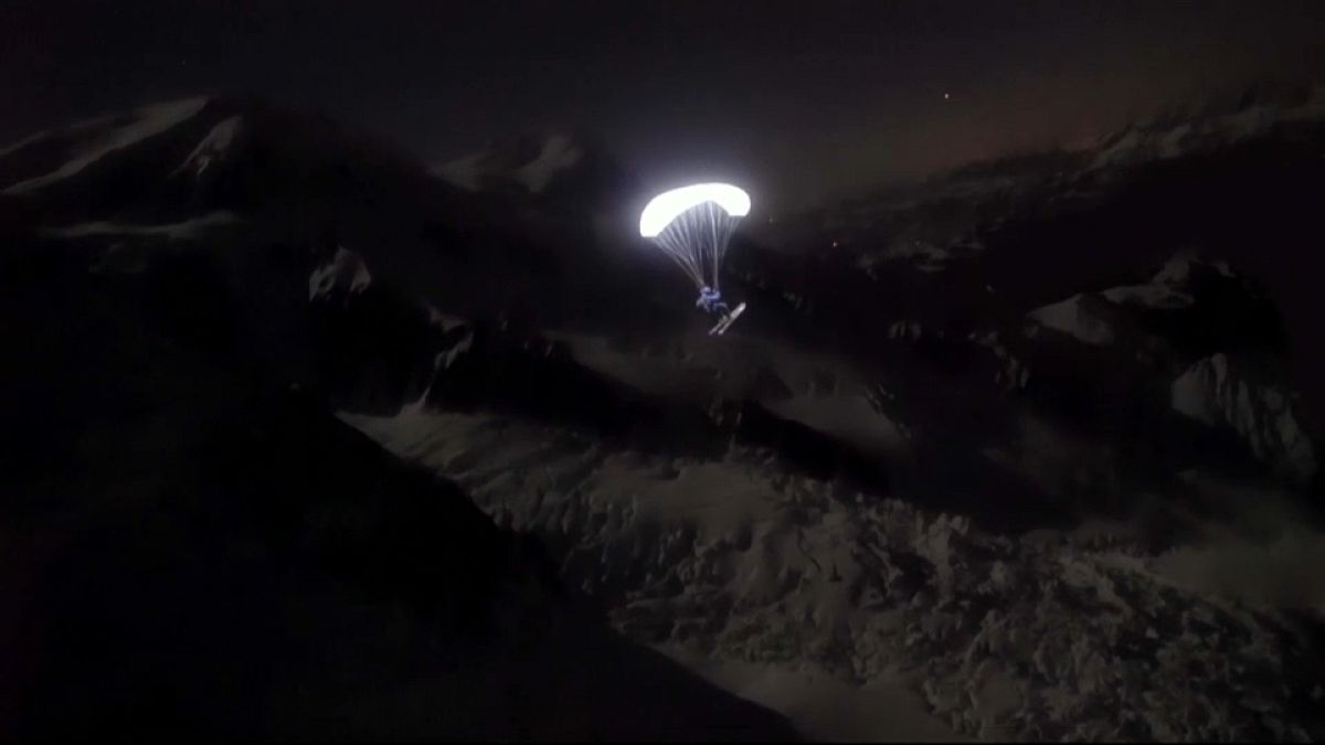 Faszinierende Bilder: Speedrider gleitet bei Nacht über Gletscher