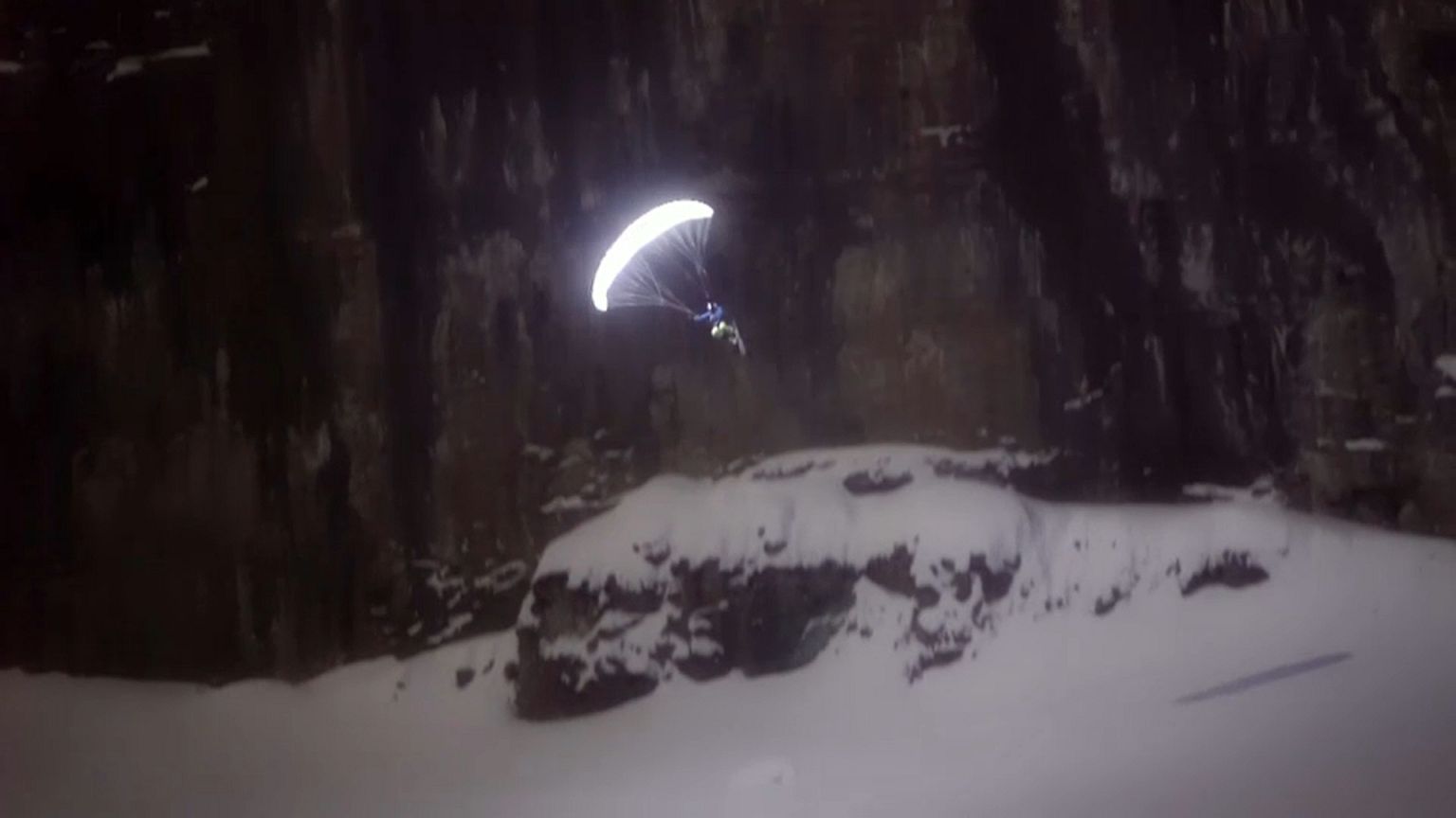 Voo noturno sobre o glaciar de Bossons