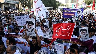 «Στηρίζουμε τον Χασάν Ροχανί» φωνάζουν φιλοκυβερνητικοί διαδηλωτές