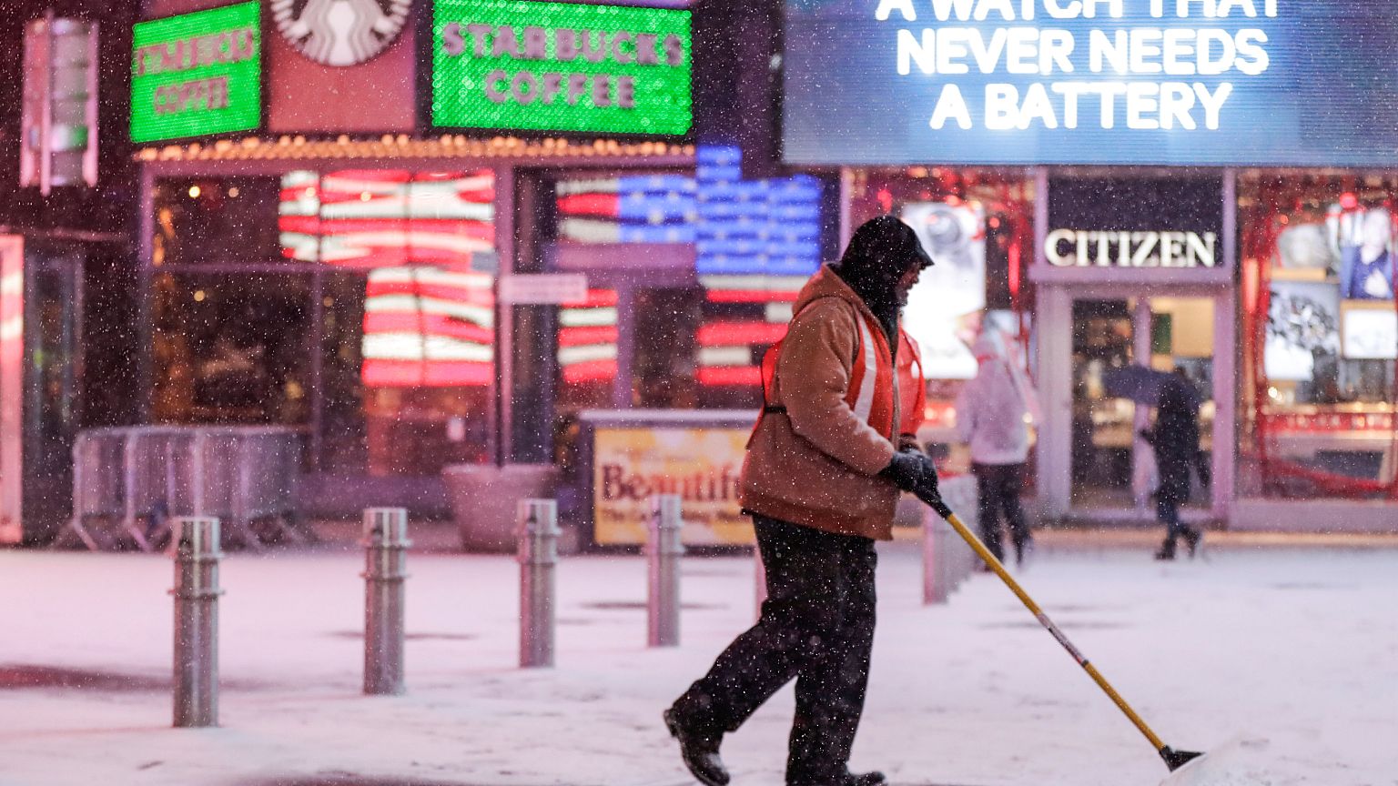 Un homme déneige la chaussée à New York