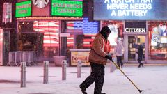 Un homme déneige la chaussée à New York