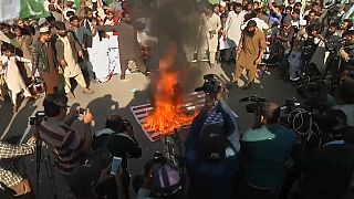 Manisfestantes paquistaníes queman una bandera de EEUU