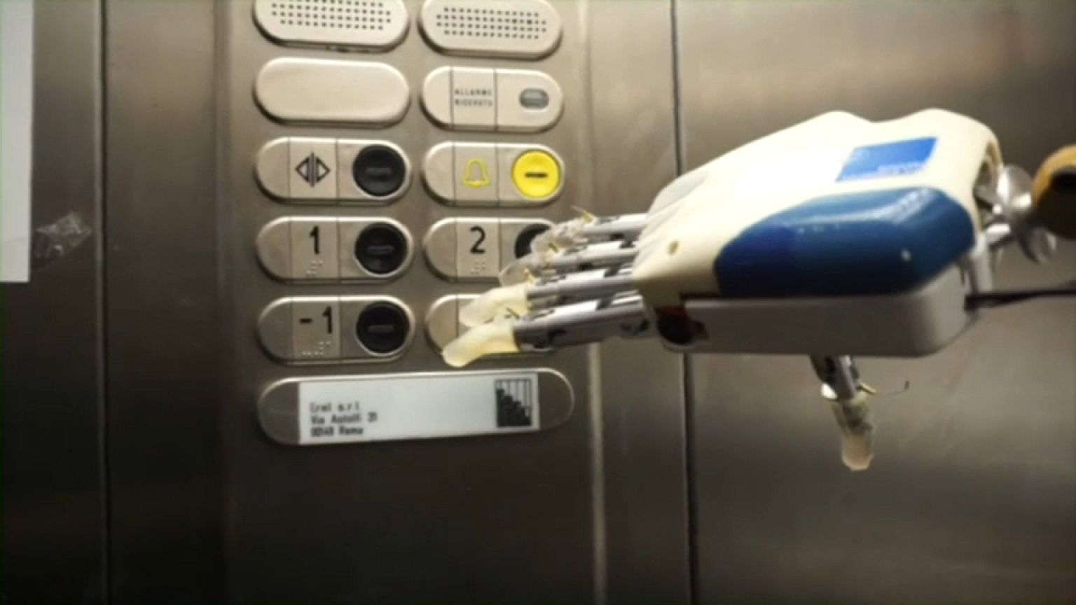 Voici la main bionique du futur, sensible au toucher 