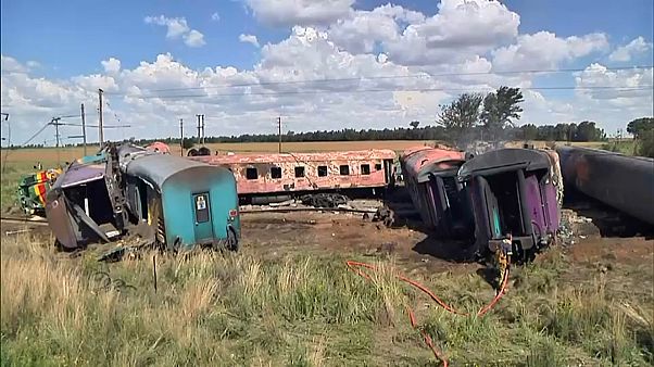 Поезд столкнулся с грузовиком Поезд столкнулся с грузовиком