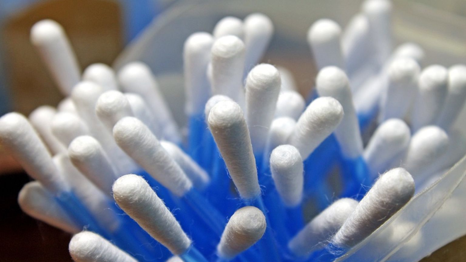 Addio ai cotton fioc in plastica: ultimo anno in Italia, stop dal 2020 in Francia