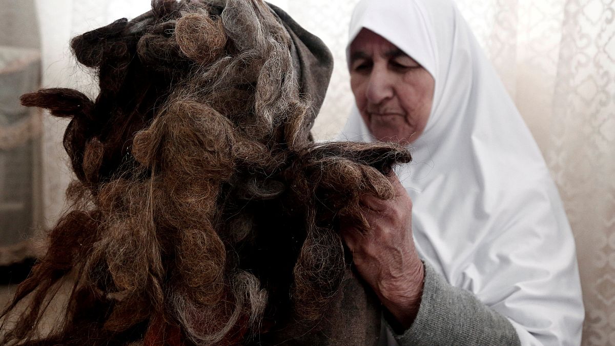 فلسطينية تحتفظ بكل خصلات شعرها المقصوص على مدار 67 عاما