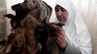 فلسطينية تحتفظ بكل خصلات شعرها المقصوص على مدار 67 عاما