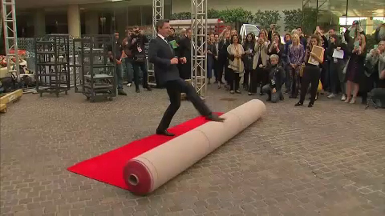 Fekete ruhák és politika is várható a Golden Globe-gálán