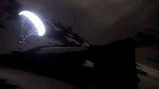 رویایی که به واقعیت تبدیل شد: پرواز با پاراگلایدر زیر نور ماه