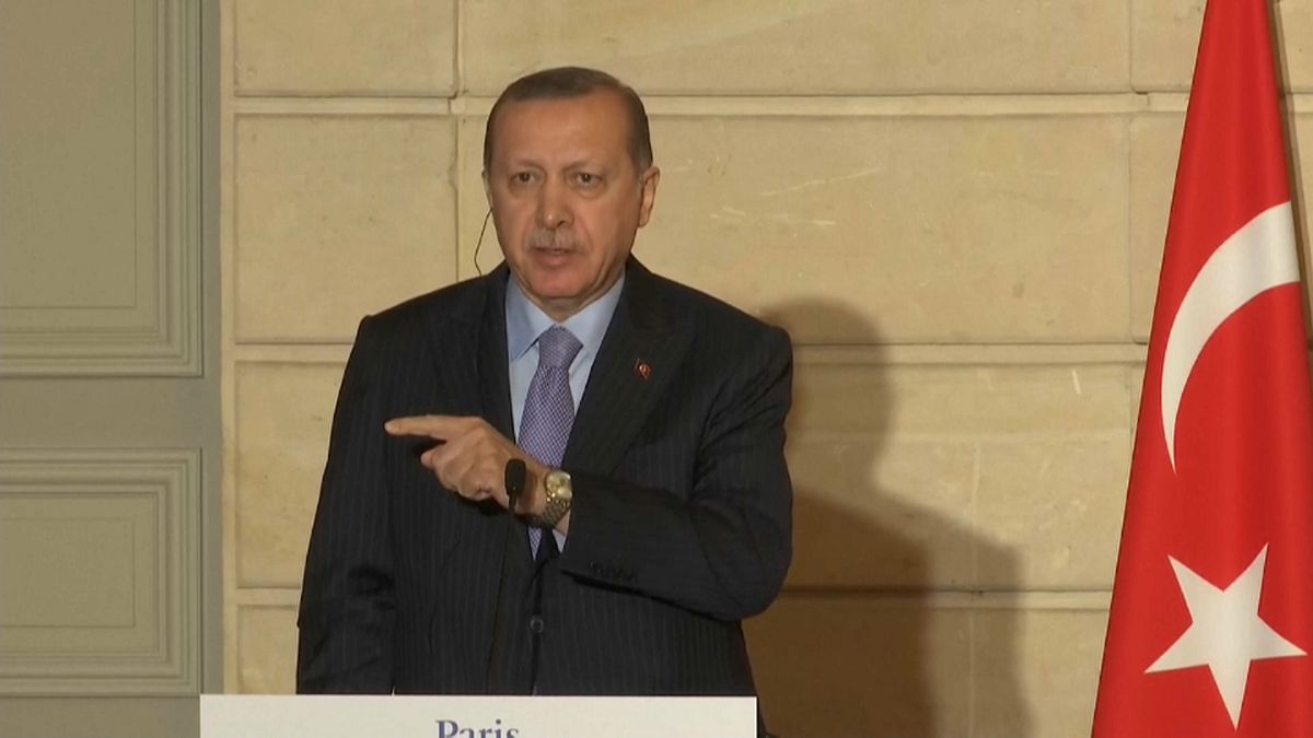 Erdogan confunde jornalismo com terrorismo em Paris