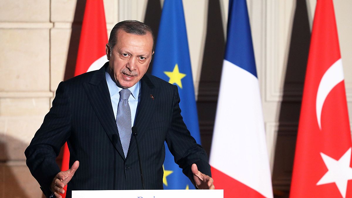 À Paris, Erdogan prend un journaliste à partie