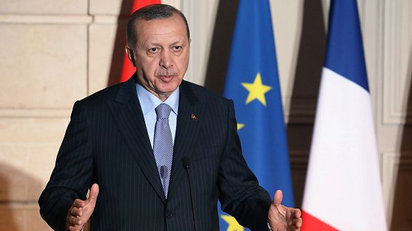 Erdoğan'dan MİT tırlarını soran Fransız gazeteciye sert tepki Erdoğan'dan MİT tırlarını soran Fransız gazeteciye sert tepki