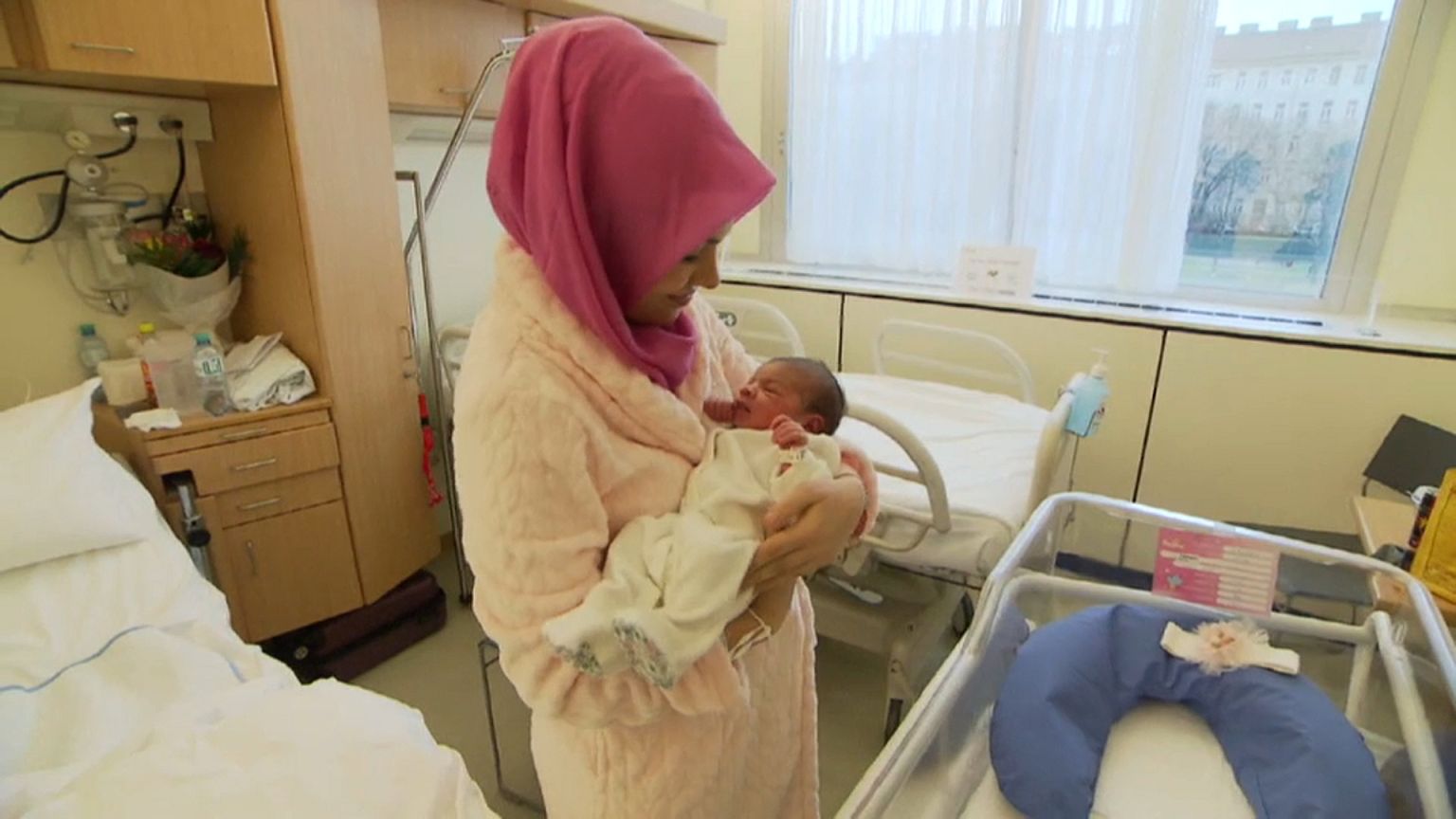 حملة تعاطف مع  رضيعة من أسرة مهاجرة بعد تعرضها لتعليقات كراهية وعنصرية