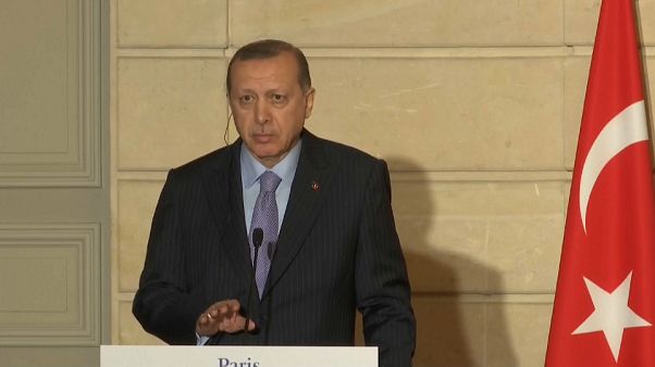 Erdogan pierde los estribos ante la prensa en París Erdogan pierde los estribos ante la prensa en París