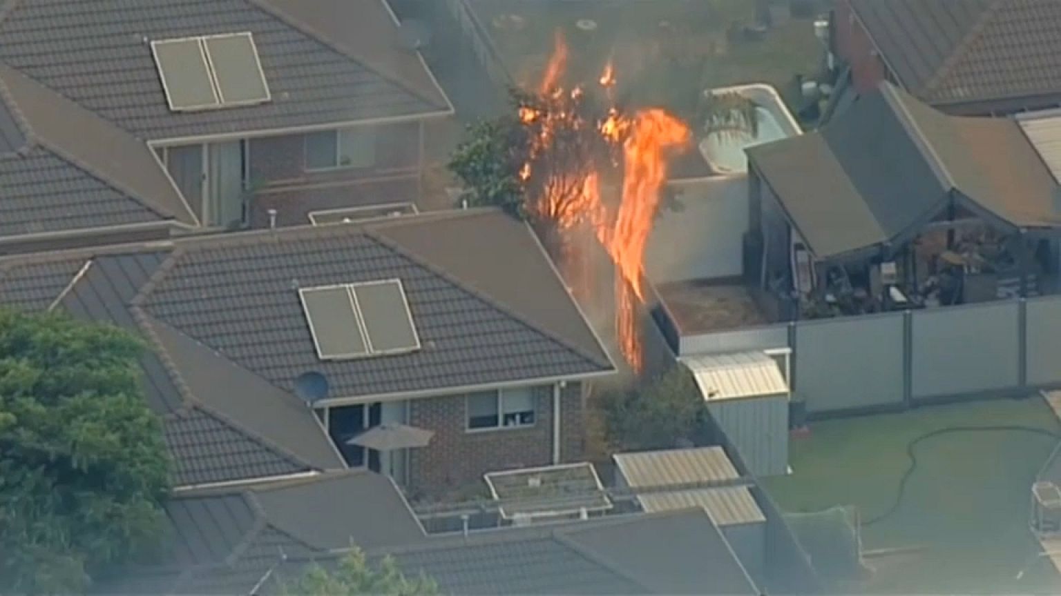 Wohngebiet (Carrum Downs) in Flammen