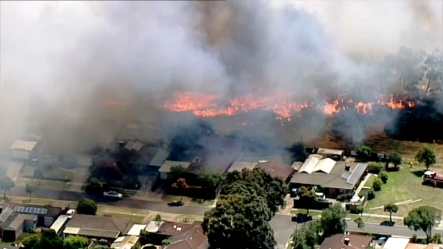 Australia: incendi e oltre 40°, il sole scioglie l'asfalto