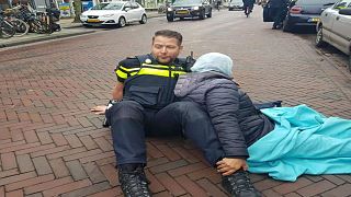 شرطي هولندي يثير  الإعجاب بسبب مساعدته لامرأة محجبة تعرضت لحادثة سير