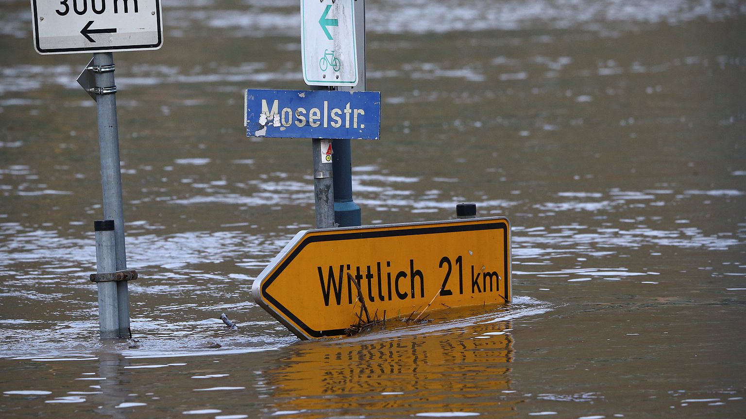Utcatábla a Mosel folyó mentén a németországi Reilben 2018. január 5-én