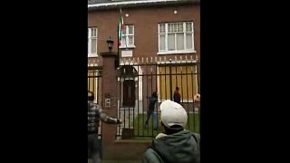 حمله با سنگ و مواد آتش زا به سفارت ایران در لاهه؛ دستگیری هشت نفر توسط پلیس هلند