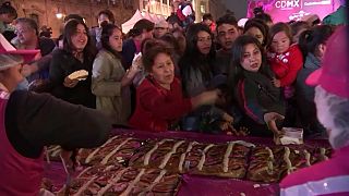 Multitudinaria rosca de Reyes en Ciudad de México