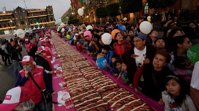 Meksikalılar 1.440 metre uzunluğundaki dev kekle Epifani Yortusu'nu kutladı
