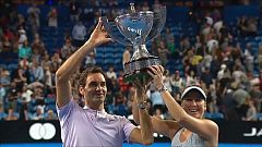 Roger Federer and Belinda Bencic hold aloft the Hopman Cup for Switzerland