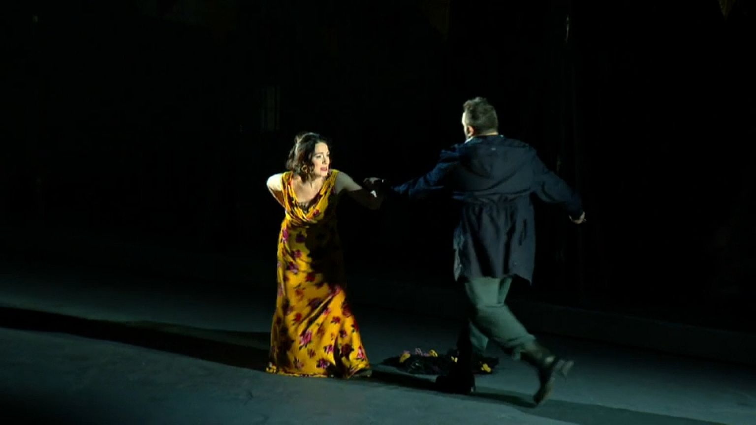 Notwehr: Carmen greift zur Waffe