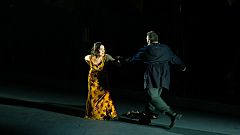 Notwehr: Carmen greift zur Waffe