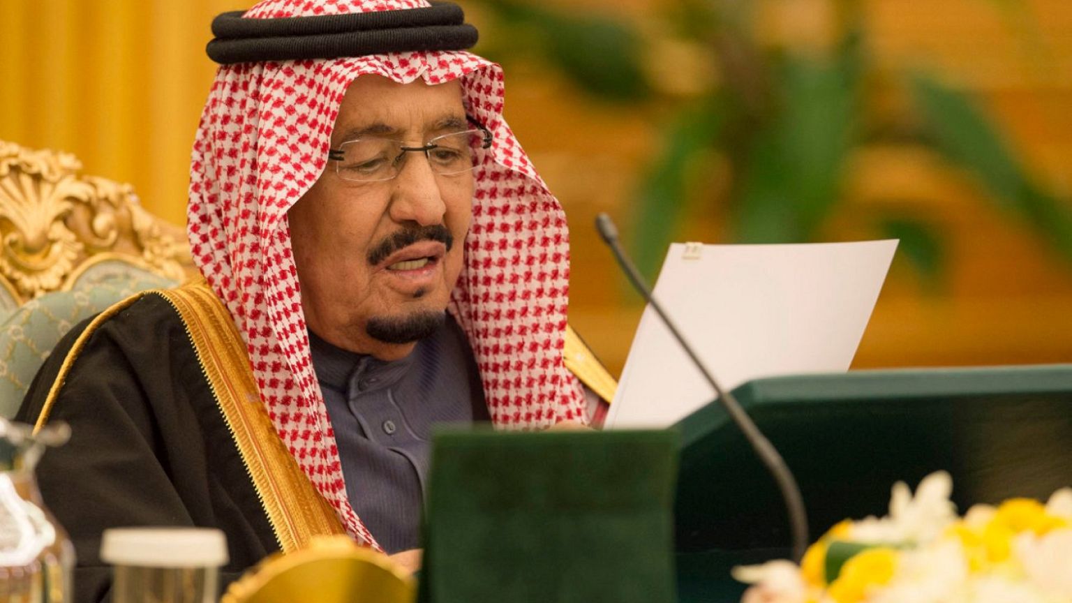 العاهل السعودي يأمر بصرف ألف ريال شهريا بدل غلاء للمواطنين لمدة عام