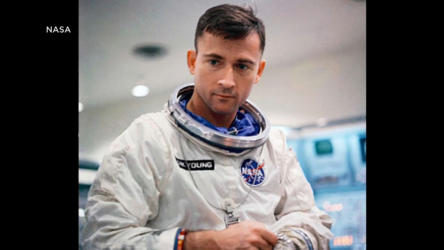 Muere John Young, noveno hombre en pisar la Luna