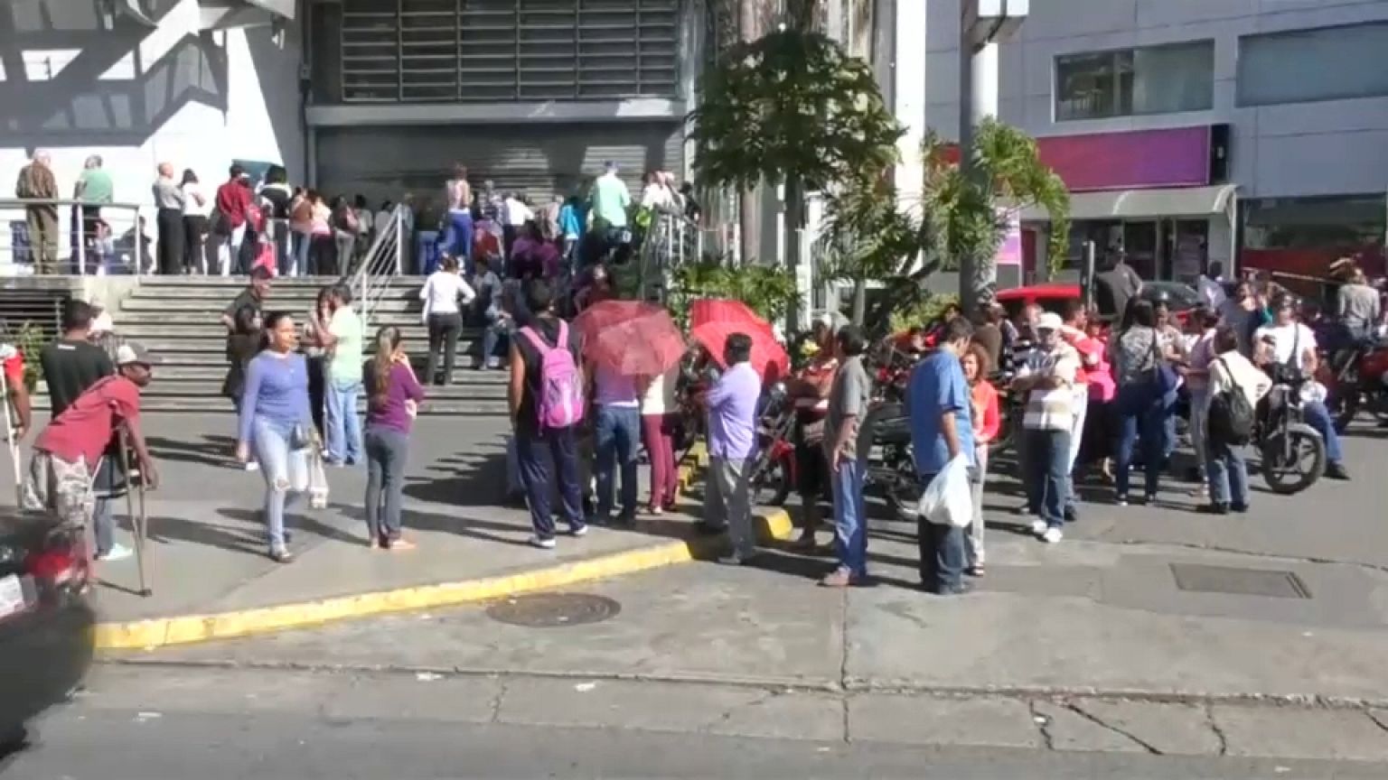 Colas en Venezuela tras la bajada de precios de Maduro