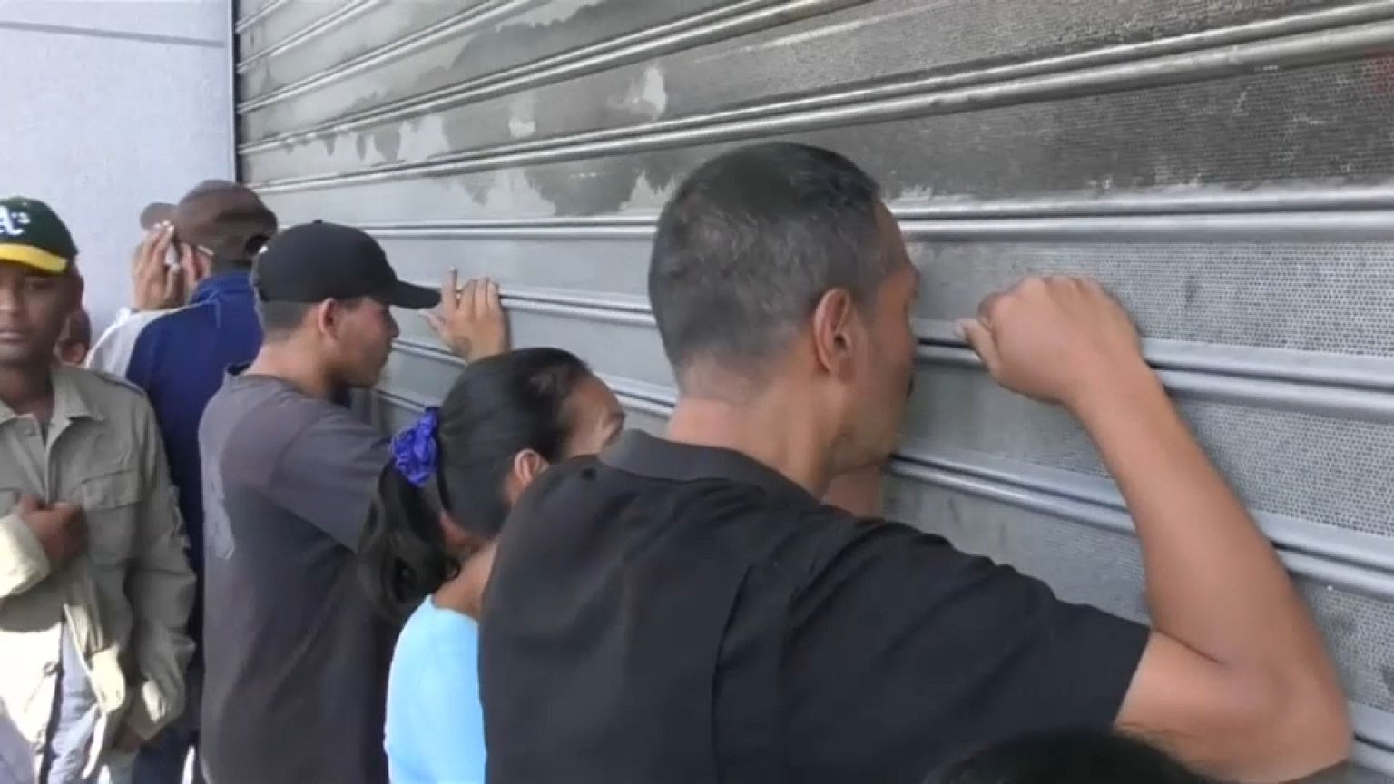 Venezolaner müssen Schlange stehen
