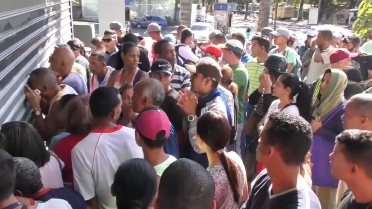 Multidões à porta dos supermercados na Venezuela