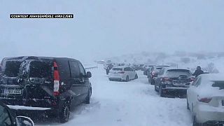 Spagna: in centinaia intrappolati nella neve in autostrada