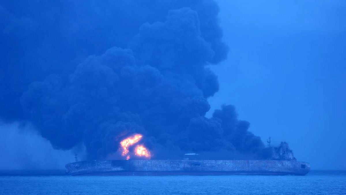 Brennender Öltanker im Ostchinesischen Meer