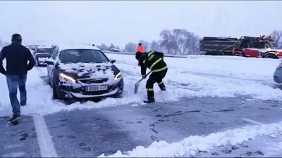 İspanya: Kar yağışı otoyolda trafiği durdurdu