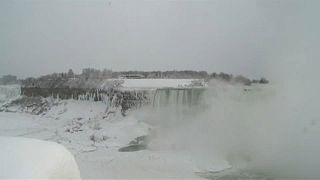 As cataratas do Niagara congelaram