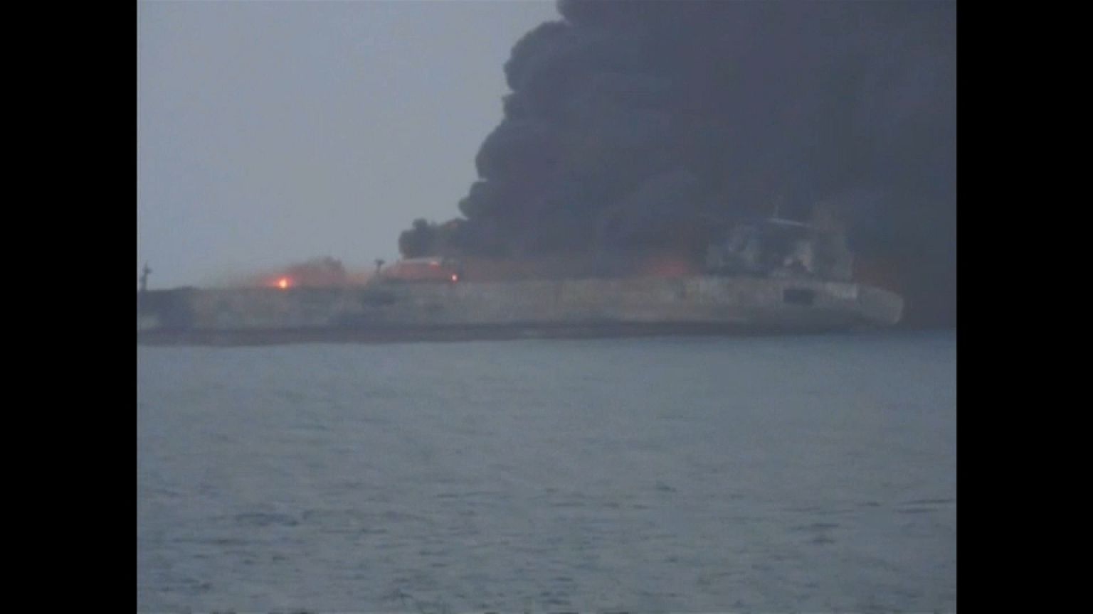 Cina: rischia di esplodere la petroliera iraniana in fiamme 