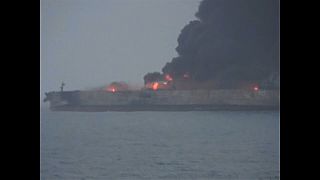 Petroleiro  acidentado em chamas pelo segundo dia