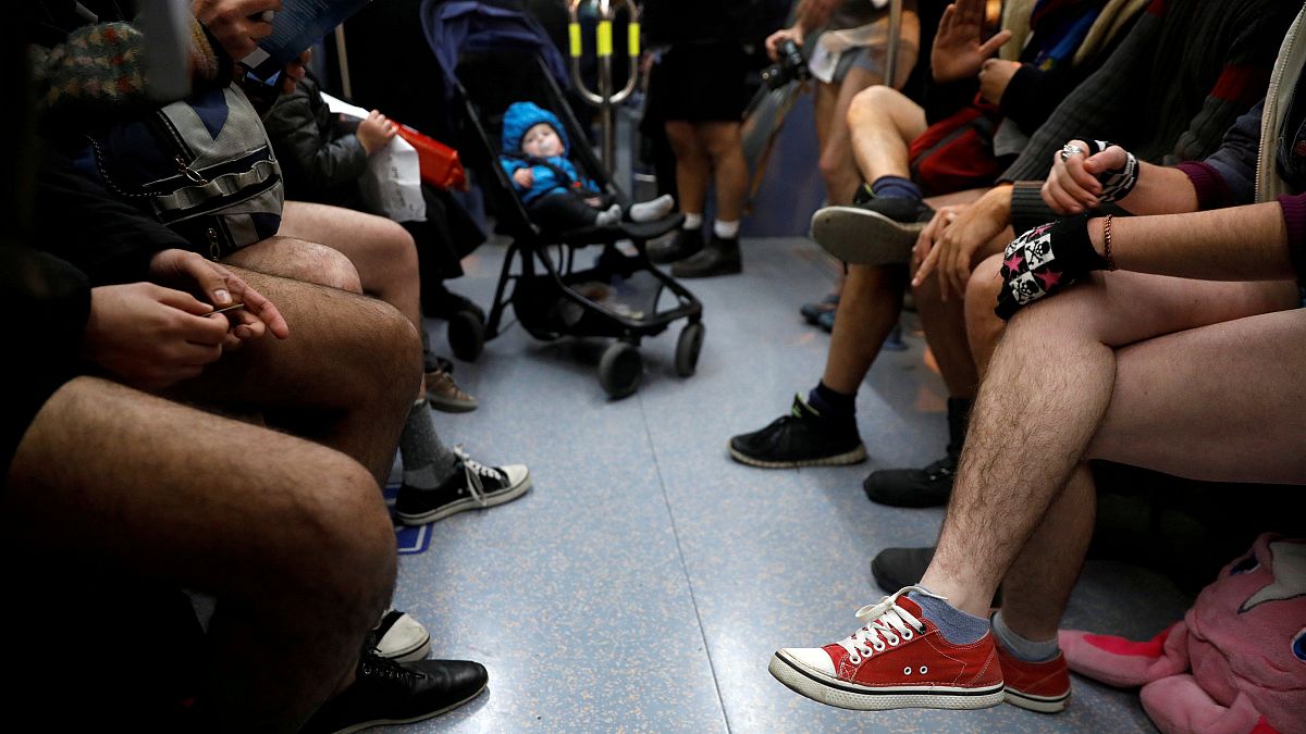 Έβγαλαν τα παντελόνια τους στο...μετρό! – Εικόνες