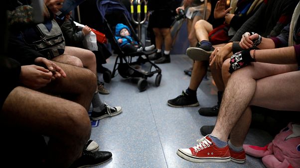 Έβγαλαν τα παντελόνια τους στο...μετρό! – Εικόνες Έβγαλαν τα παντελόνια τους στο...μετρό! – Εικόνες