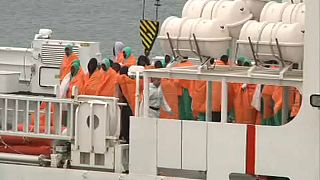 I migranti sopravvissuti a bordo della nave della Guardia Costiera italiana