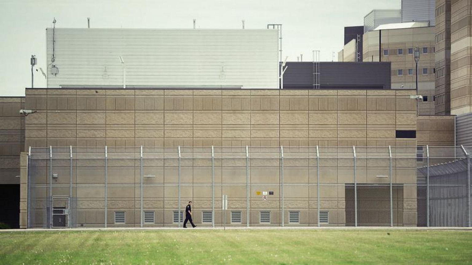 Cosa ho visto nelle 48 ore trascorse in un centro detenzione per migranti in Francia