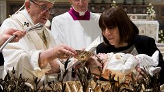 Papst bei der Taufe eines Kindes in der Sixtinischen Kapelle