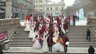 China: 34 Paare geben sich beim Eis-Festival das Ja-Wort