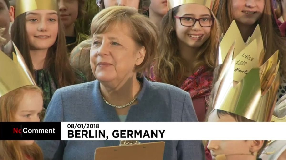 Merkel canta villancicos junto a jóvenes católicos