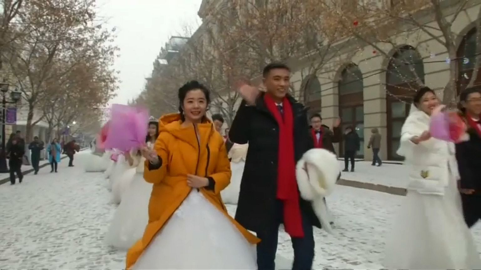 Ils se disent oui sur un tapis de neige